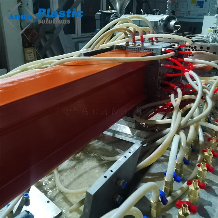 उच्च गुणवत्ता वाले पीवीसी यूपीवीसी केबल ट्रंकिंग प्रोफाइल रेन गटर बनाने की मशीन उत्पादन लाइन