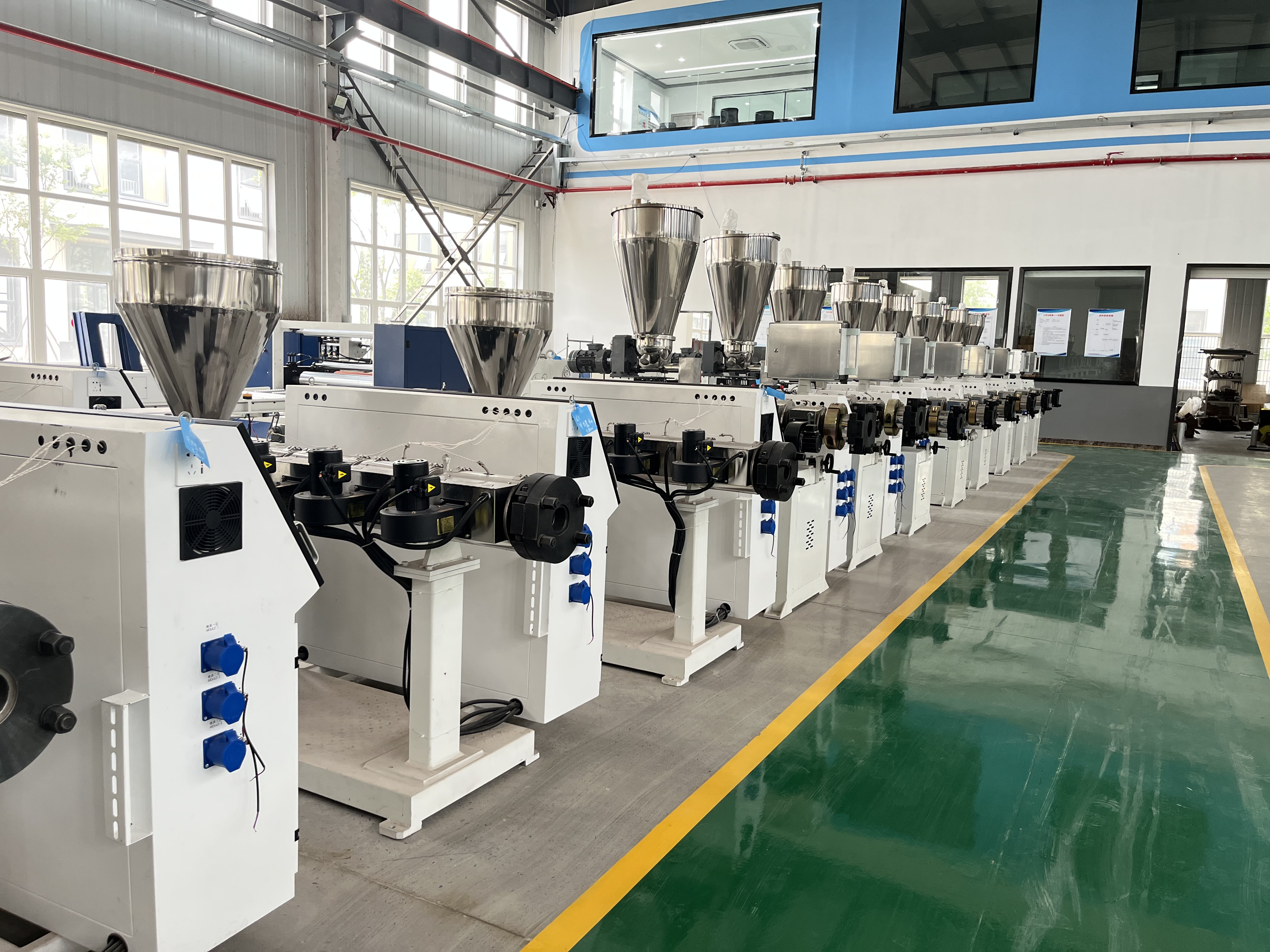 प्लास्टिक एक्सट्रूडर की उत्पाद विशेषताएं क्या हैं?