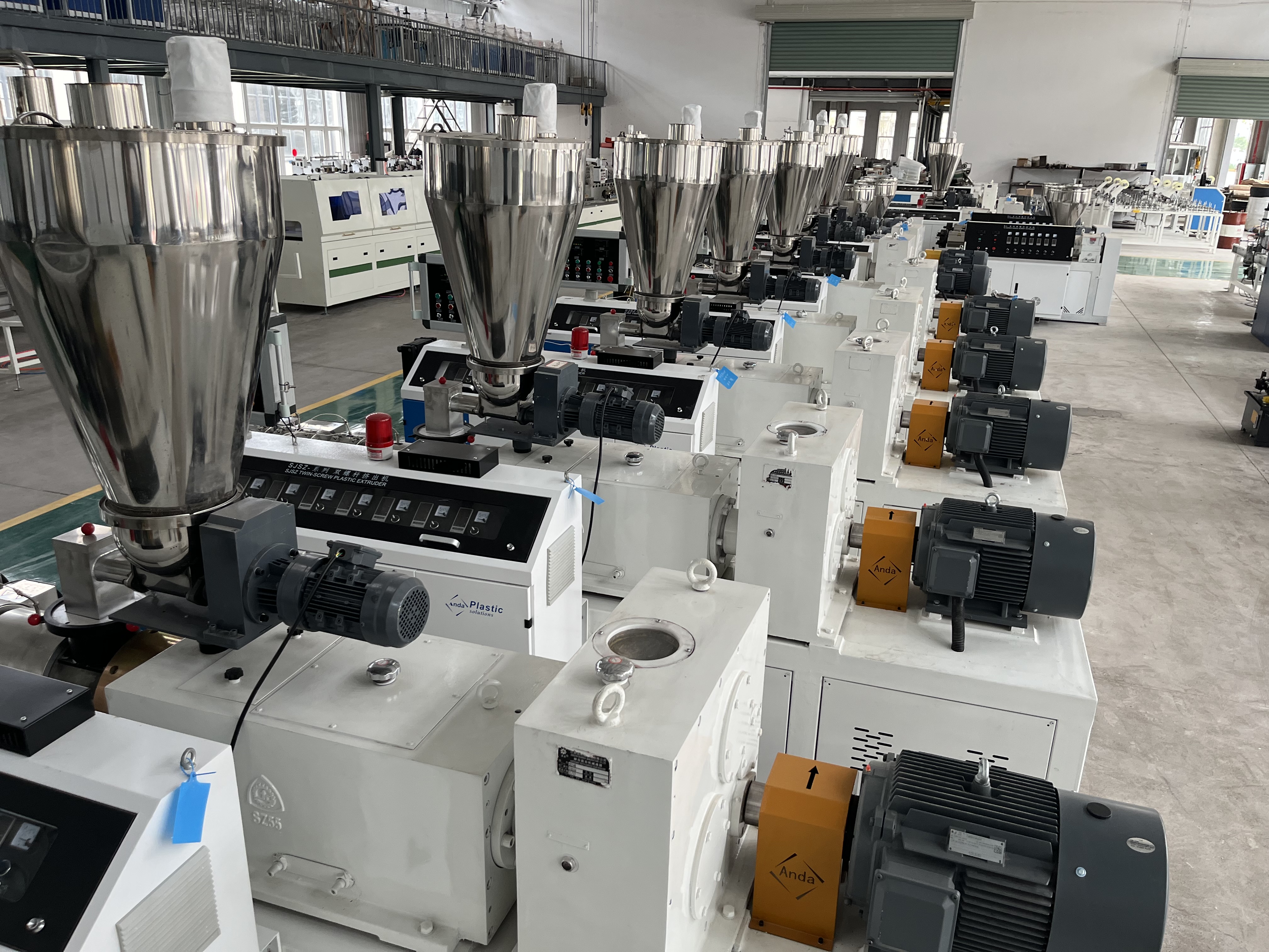 प्लास्टिक एक्सट्रूडर के मुख्य घटक क्या हैं?